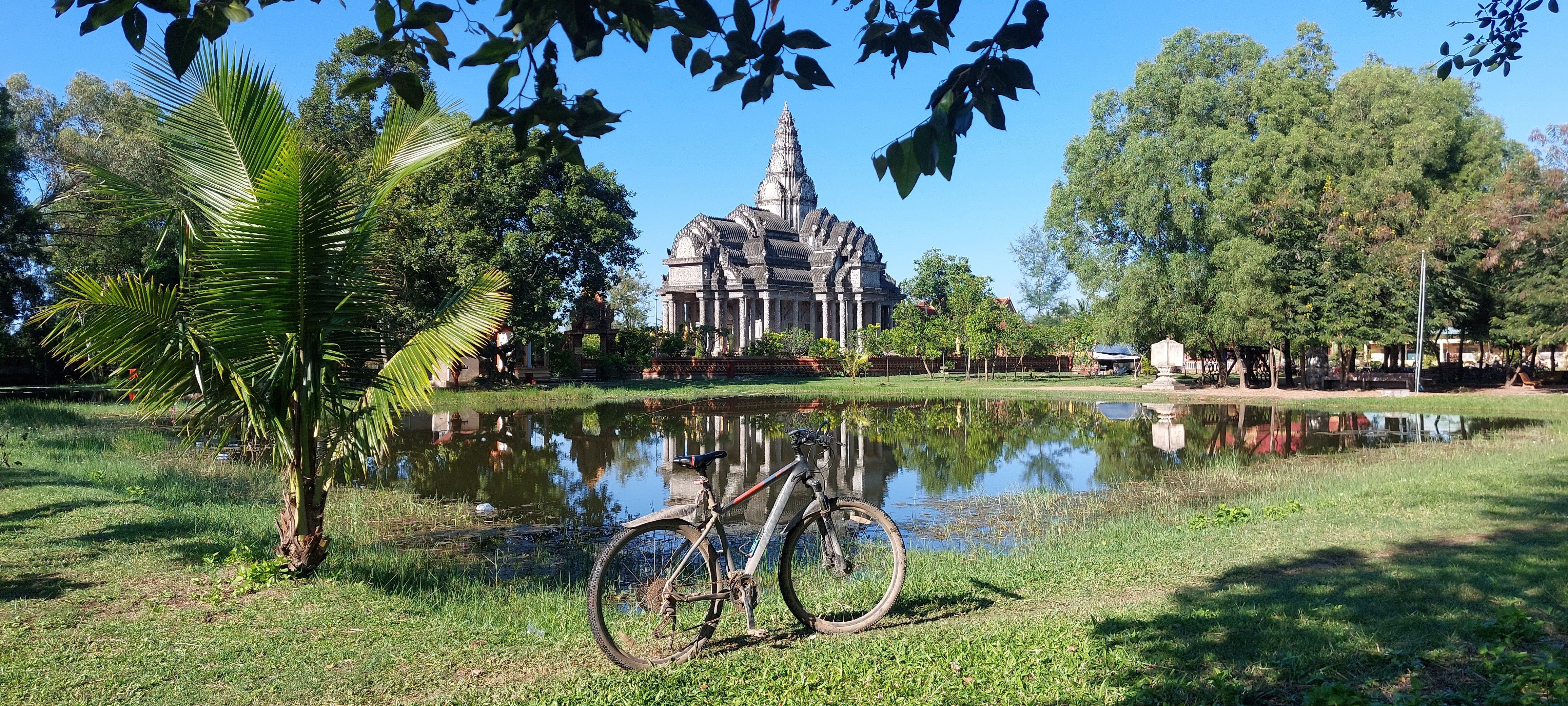 A bicycle in front of a pagoda in Kampot